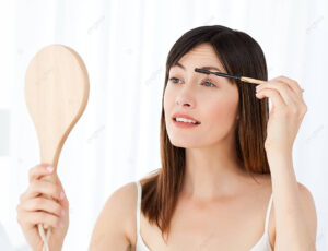 Descubre los mejores consejos de maquillaje para mujeres de 60 años – ¡Luce radiante y rejuvenecida!