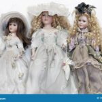 Encuentra la muñeca de porcelana perfecta para tu colección de maquillaje