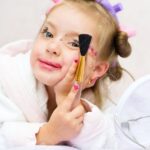 Descubre cómo una niña se divierte jugando con maquillaje