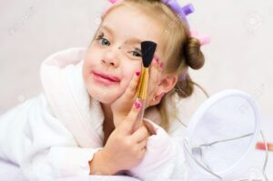 Descubre cómo una niña se divierte jugando con maquillaje