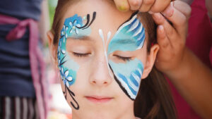 Descubre el encanto del maquillaje para niñas en estilo parisino y crea looks mágicos de forma segura