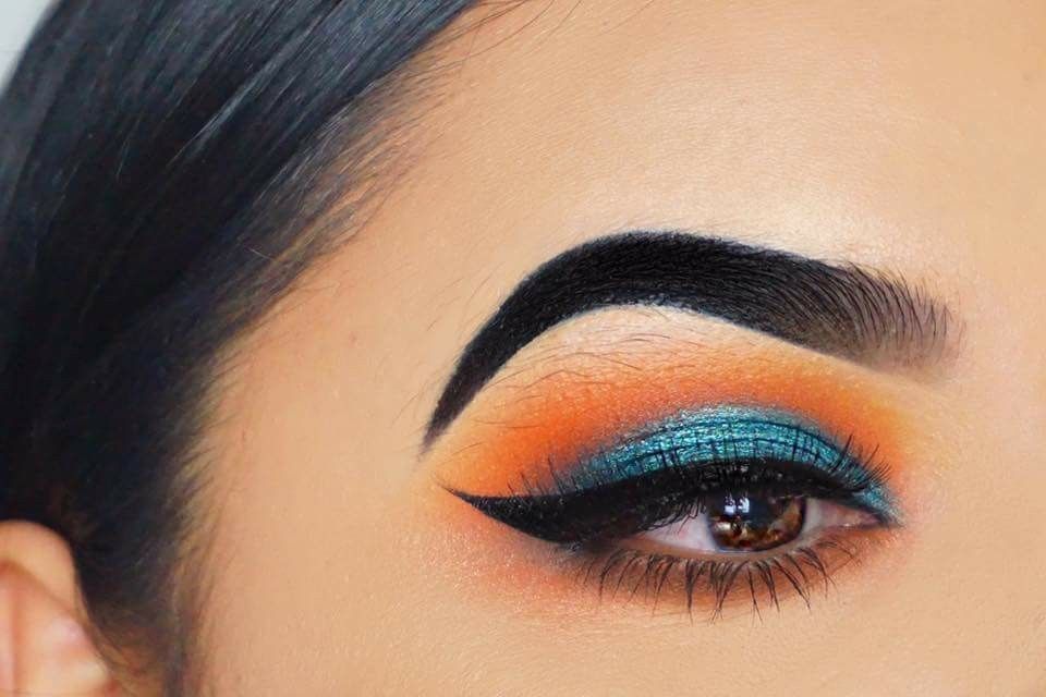 Descubre el maquillaje para ojos azules más natural y resaltante. Obtén un look radiante con nuestros consejos y productos recomendados. Perfecto para amantes del maquillaje natural.