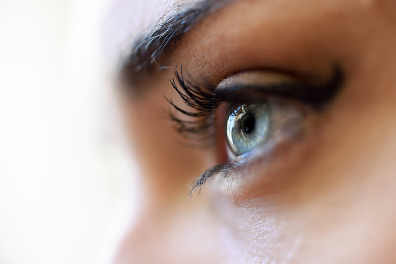 Descubre los mejores trucos de maquillaje para resaltar tus ojos claros