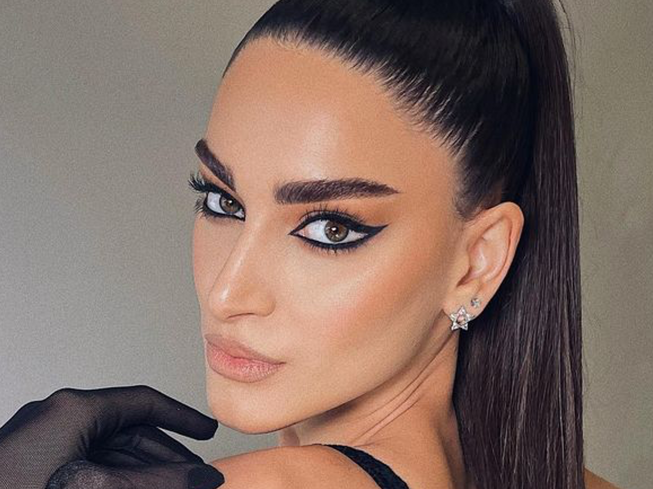 Descubre cómo resaltar tus ojos con brillo – Tutoriales de maquillaje para ojos con destellos brillantes y seductores