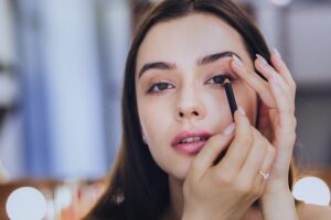 Descubre los secretos del maquillaje con eyeliner y resalta tus ojos.
