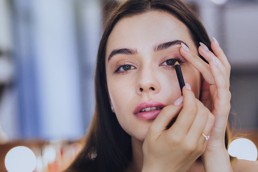 Descubre los secretos del maquillaje con eyeliner y resalta tus ojos.