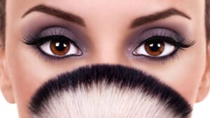Descubre cómo resaltar tus ojos grandes con maquillaje y deslumbra
