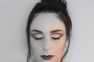 Descubre los mejores trucos de maquillaje para realzar tus ojos hundidos