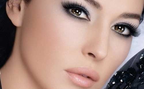 Descubre el maquillaje natural ideal para embellecer tus ojos a los 50 años
