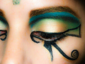 Descubre los secretos del maquillaje egipcio para resaltar tus ojos