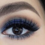 Descubre el maquillaje azul perfecto para tus ojos: técnicas y tendencias.