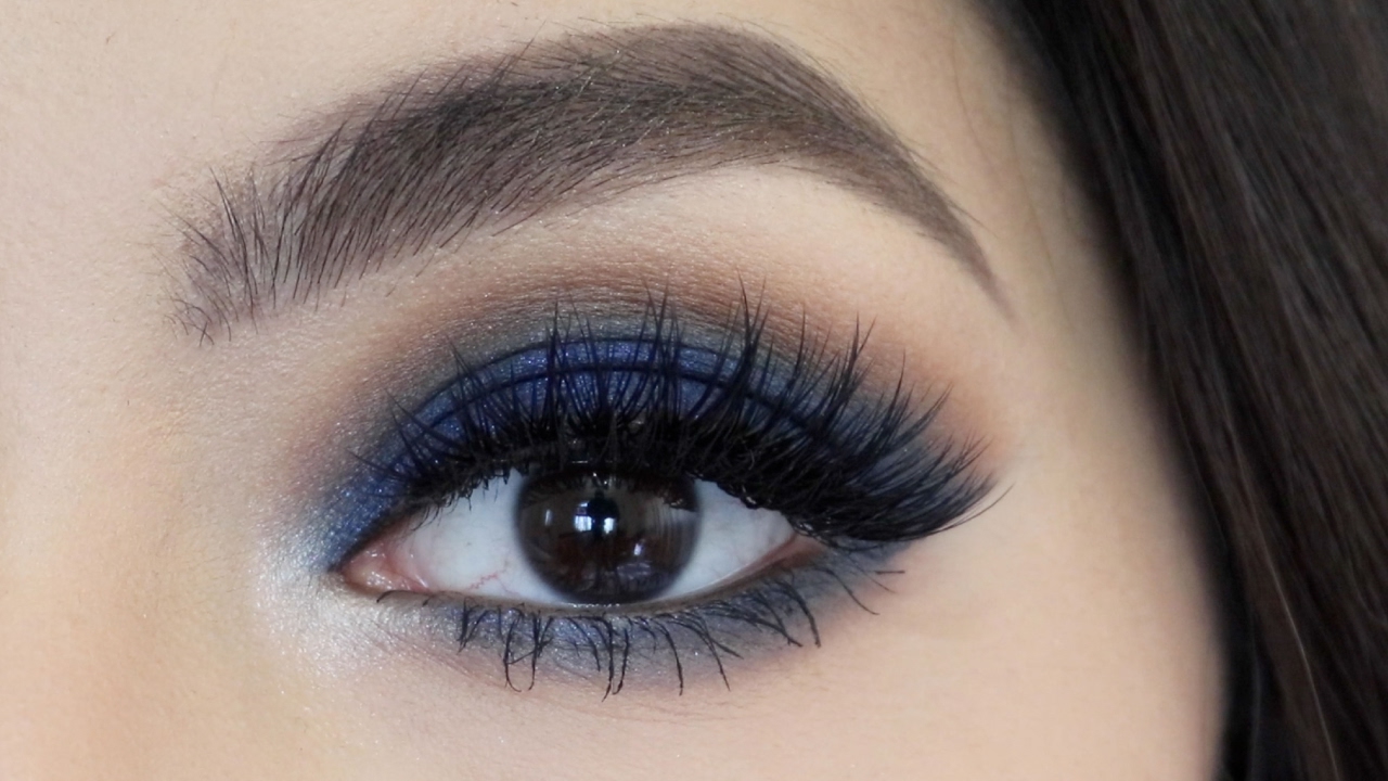 Descubre el maquillaje azul perfecto para tus ojos: técnicas y tendencias.