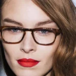 Descubre el maquillaje natural para resaltar tus ojos detrás de las gafas