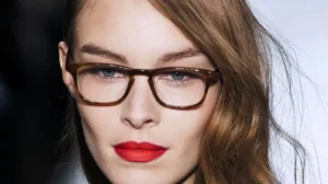 Descubre el maquillaje natural para resaltar tus ojos detrás de las gafas