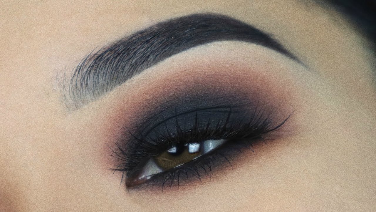 Aprende a maquillar tus ojos oscuros con estos sencillos pasos