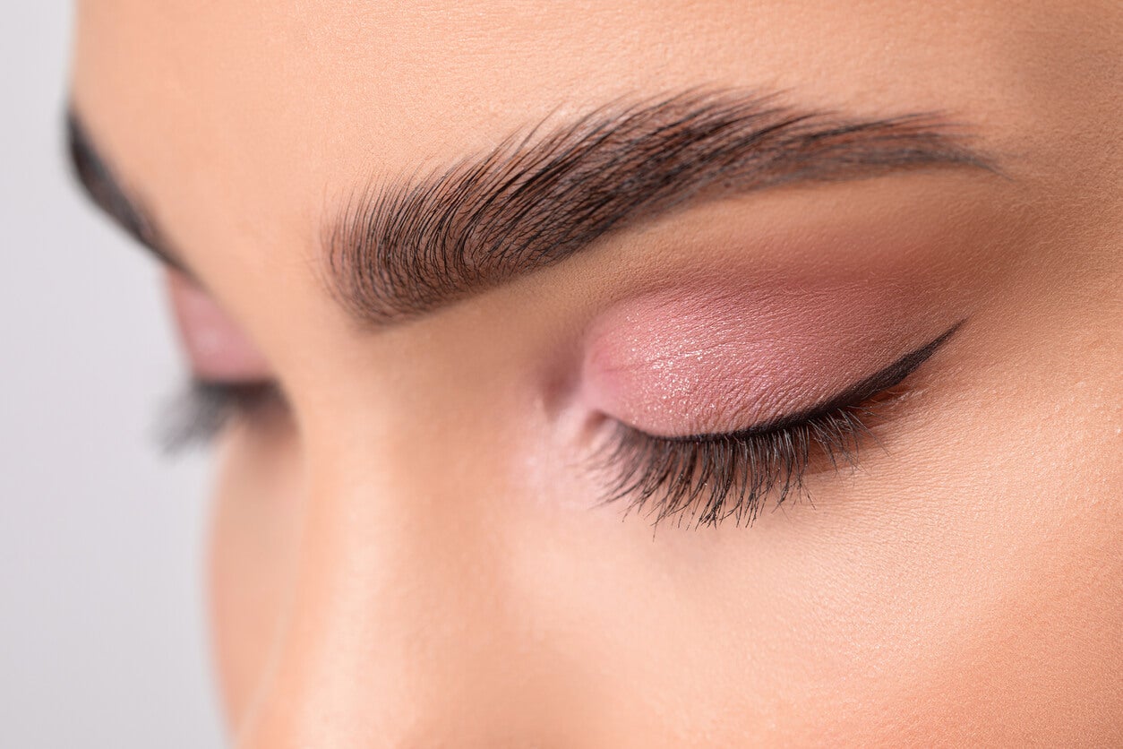 Maquillaje suave y seguro para ojos sensibles.