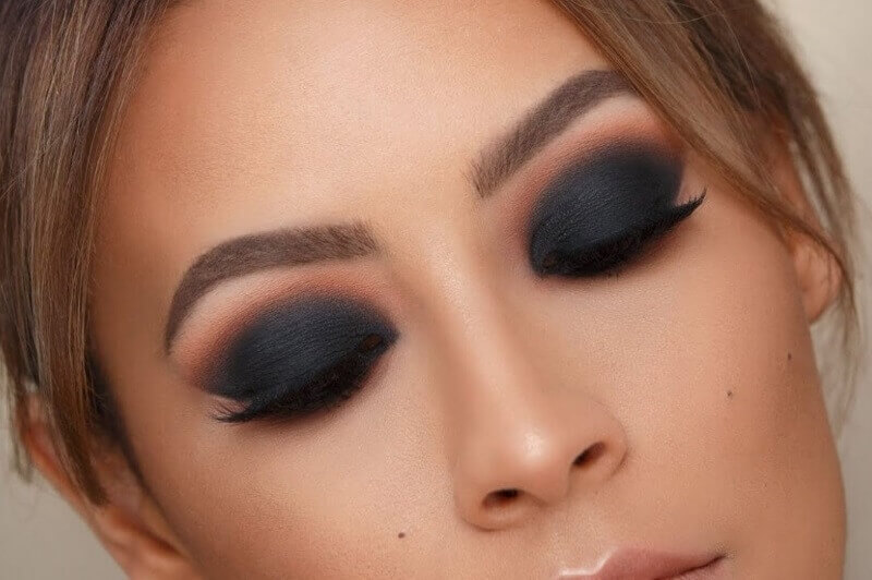 Descubre el arte del maquillaje ahumado para resaltar tus ojos.