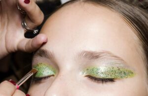 Descubre el maquillaje de ojos perfecto para cualquier ocasión – ¡Combina con todo!