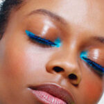 Descubre el maquillaje perfecto para resaltar tu mirada en azul cielo