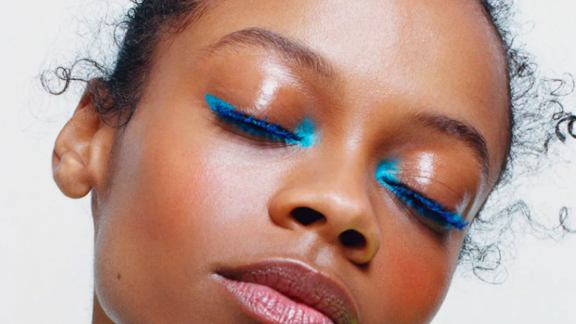 Descubre el maquillaje perfecto para resaltar tu mirada en azul cielo