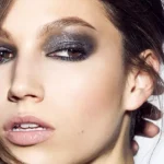 Descubre el maquillaje azul de ojos más impactante y seductor