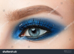 Descubre los secretos del maquillaje de ojos en azules para resaltar tu mirada