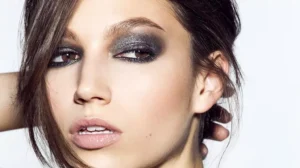 Descubre el maquillaje azul de ojos más impactante y seductor