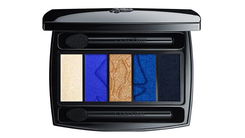 Descubre el maquillaje perfecto para resaltar tus ojos azul rey.