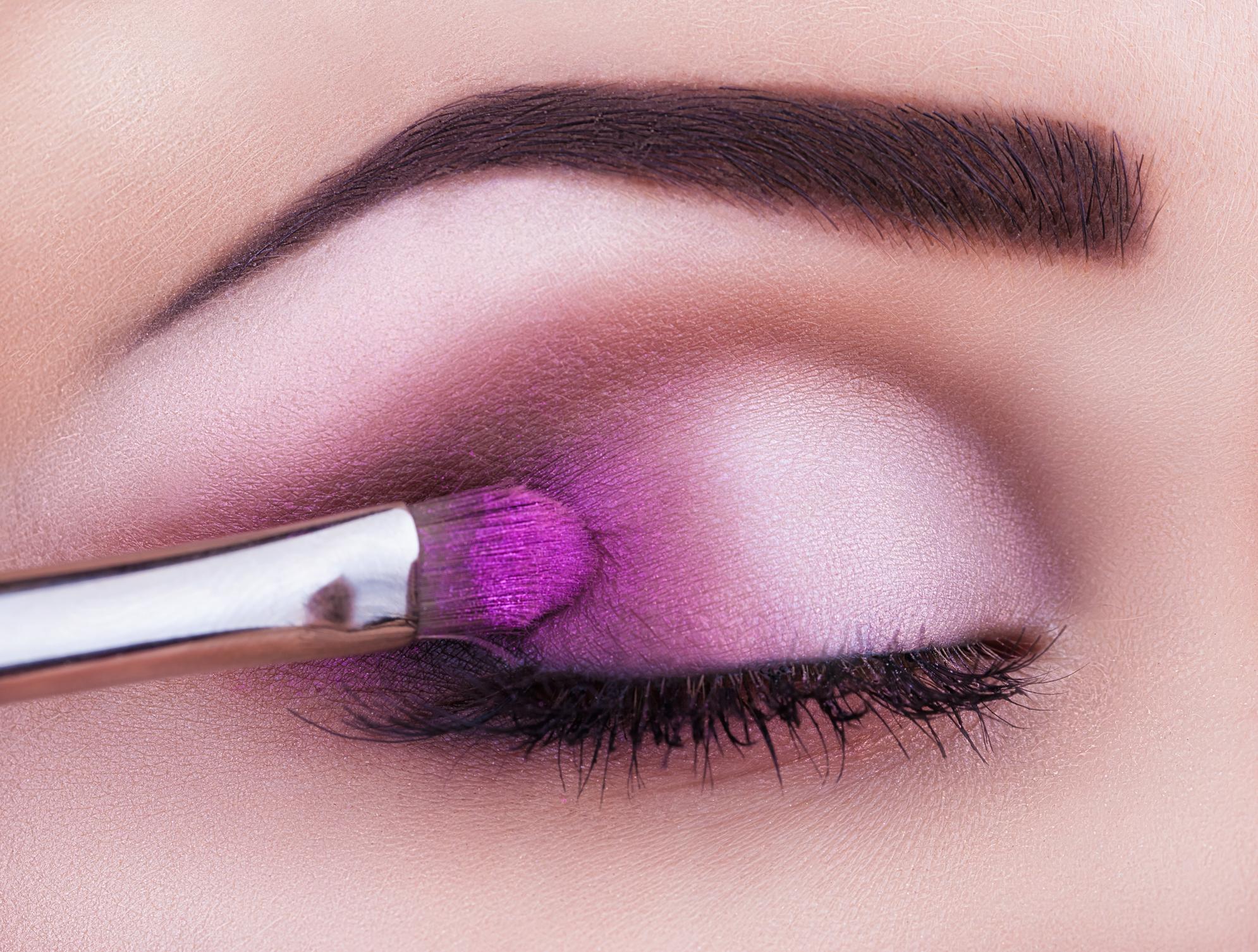 Obtén una mirada impactante con nuestro maquillaje de ojos llamativos.