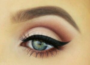 Descubre cómo resaltar tu mirada con el mejor maquillaje para ojos.