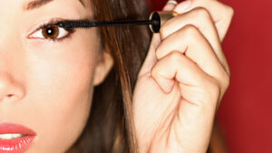 Descubre los mejores consejos de maquillaje para resaltar tus ojos.
