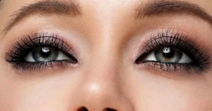 Descubre el impacto del maquillaje de ojos rojo – Tips y tutoriales para resaltar tu mirada con estilo y sofisticación.
