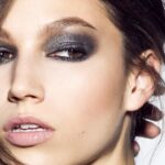 Descubre el maquillaje perfecto para resaltar tus ojos oscuros de noche