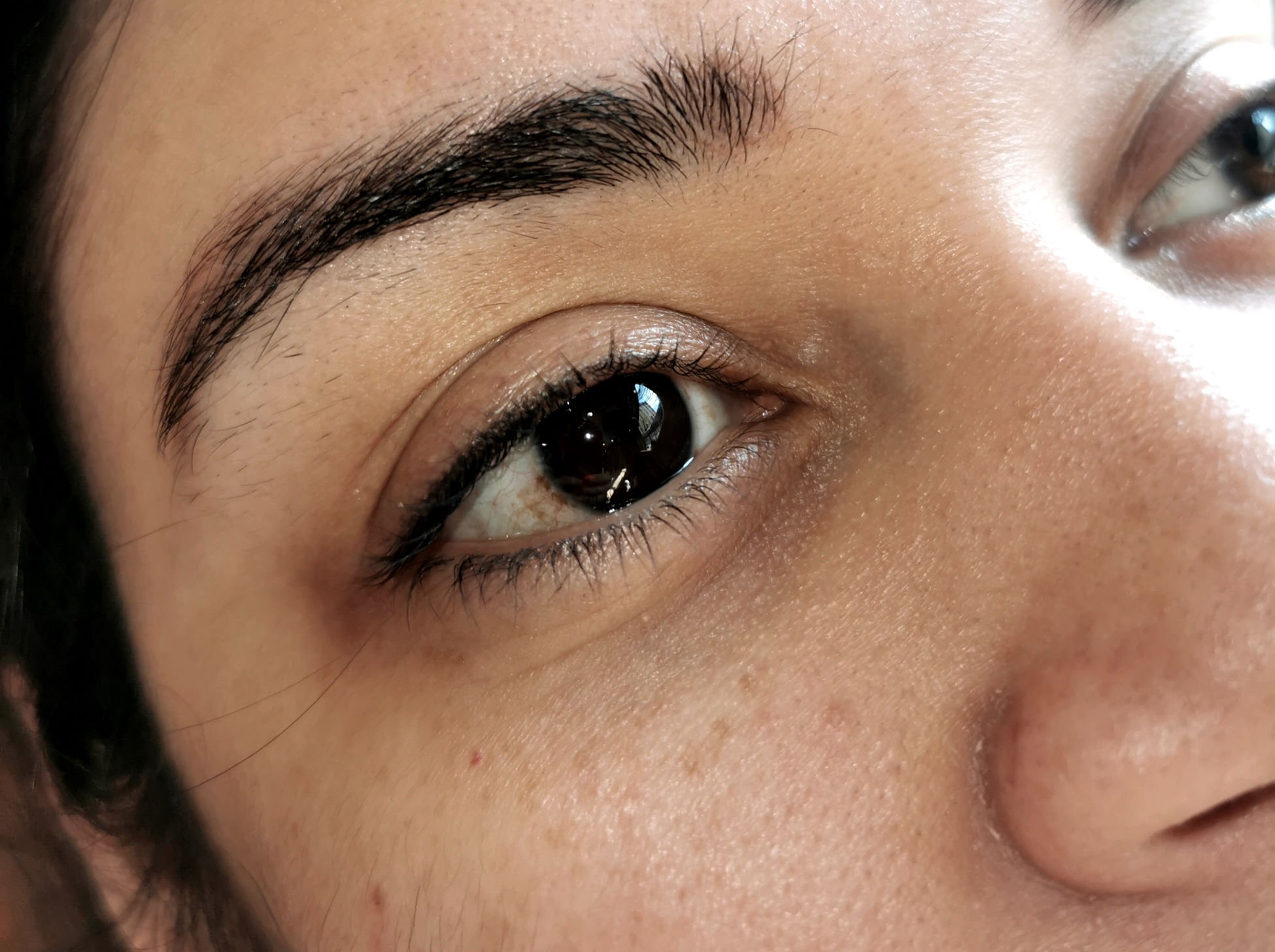 Consejos para un maquillaje con delineado de gato impecable: descubre cómo resaltar tus ojos de forma elegante y seductora