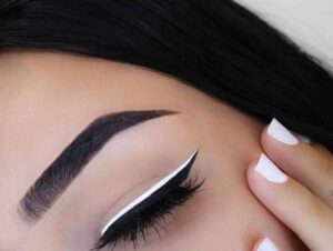 Descubre cómo resaltar tus ojos con delineador blanco: tutoriales y consejos para un look impactante. Ideal para amantes del maquillaje y la moda.