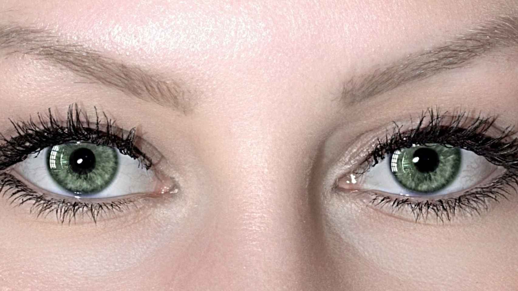 Descubre cómo lograr un maquillaje de ojos verdes sencillo y cautivador