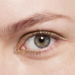 Descubre cómo resaltar tus ojos verdes con un maquillaje natural.