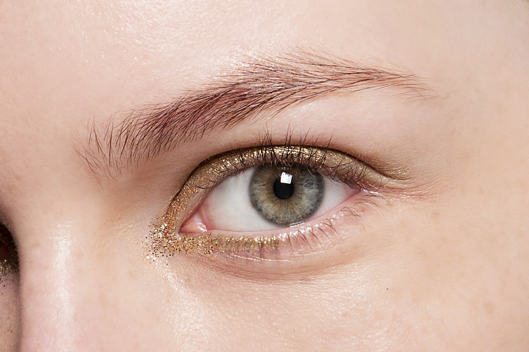 Descubre cómo resaltar tus ojos verdes con un maquillaje natural.