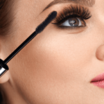 Descubre el maquillaje natural perfecto para resaltar tus ojos verdes