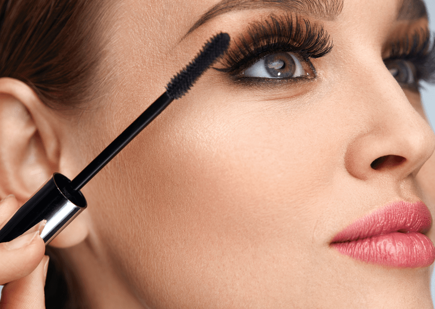 Descubre el maquillaje natural perfecto para resaltar tus ojos verdes