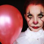 Transforma tu rostro en Pennywise con nuestro maquillaje terroríficamente realista.