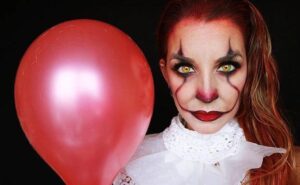 Transforma tu rostro en Pennywise con nuestro maquillaje terroríficamente realista.