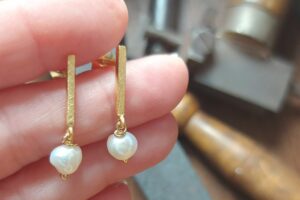 Descubre el glamoroso maquillaje con perlas para un look único y deslumbrante.