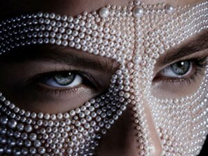 Descubre cómo lucir un maquillaje con perlas en la cara de forma fácil y elegante.