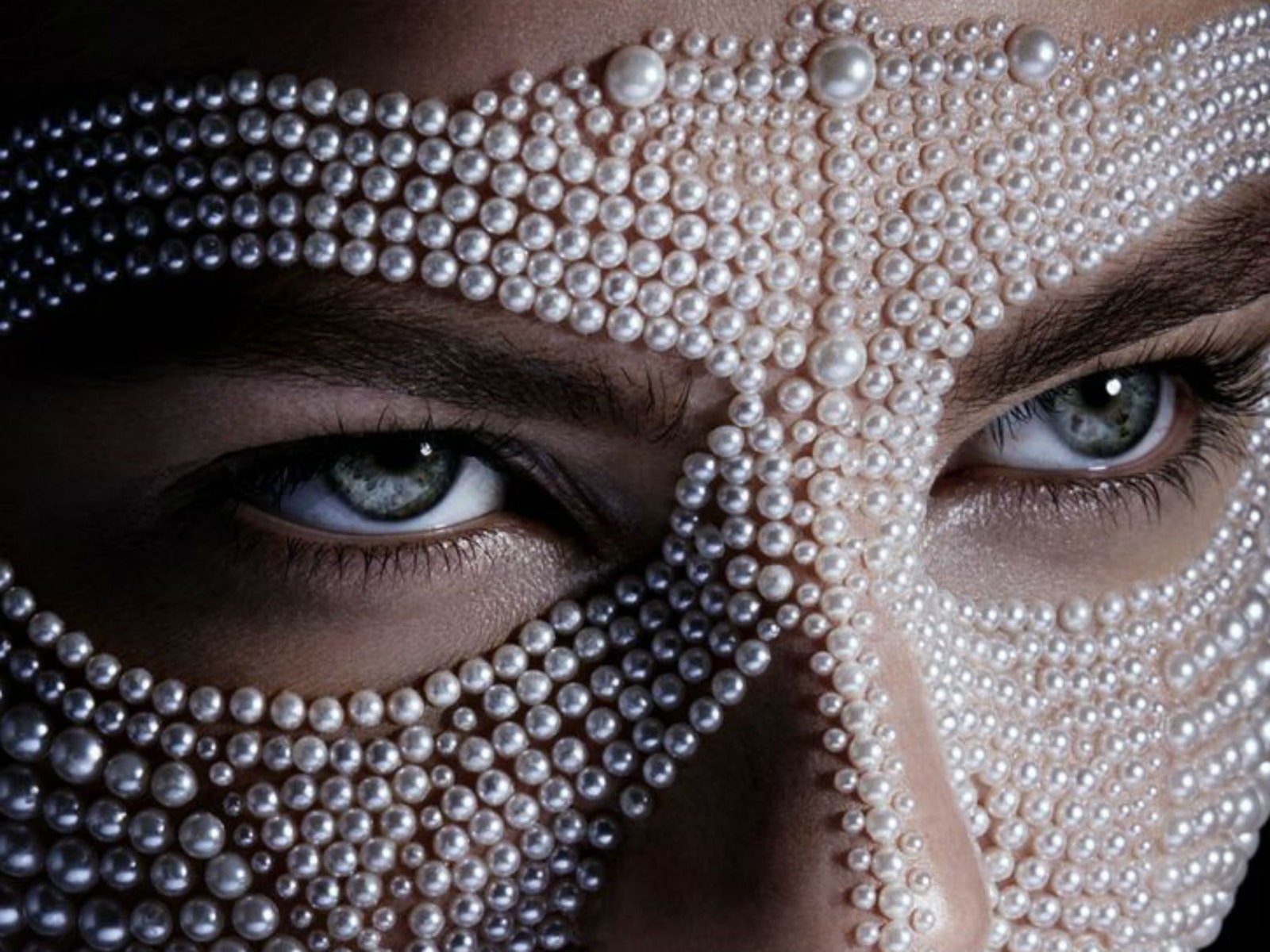Descubre cómo lucir un maquillaje con perlas en la cara de forma fácil y elegante.