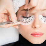 Descubre los mejores trucos de maquillaje para lucir unas pestañas de ensueño – Tutoriales de maquillaje para pestañas voluminosas y largas.