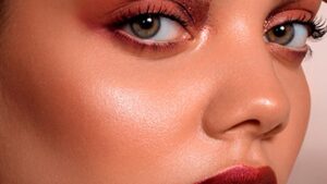 Consigue una mirada fascinante con el maquillaje de ojos guinda