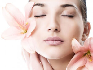 Tips de cuidado facial para piel seca: hidratación y nutrición para un cutis radiante