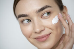 Rutina de cuidado facial para piel seca: consejos y productos recomendados