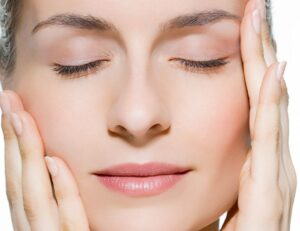 Rutina de skincare recomendada por dermatólogos para una piel radiante